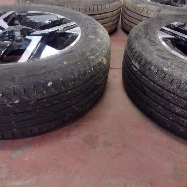 4 Cerchi In Lega con Gomme 215/60/R17 15.000 Km Peugeot 2008 anno 2023