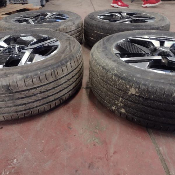 4 Cerchi In Lega con Gomme 215/60/R17 15.000 Km Peugeot 2008 anno 2023