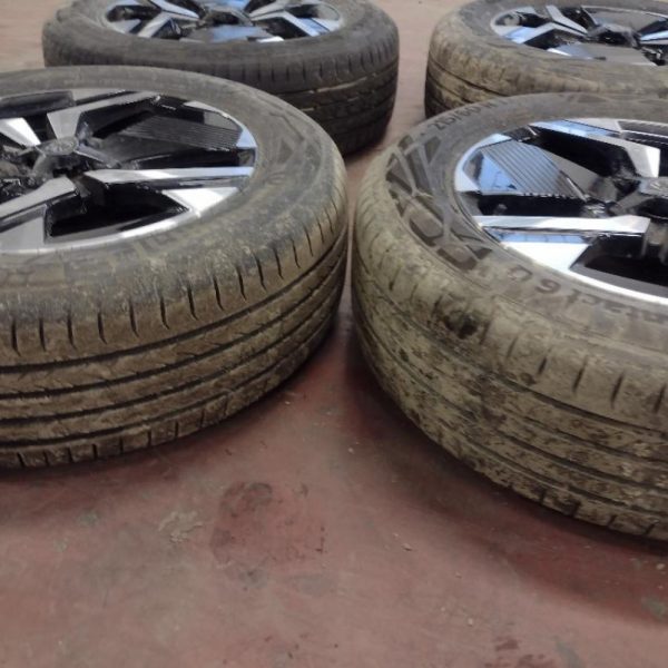 4 Cerchi In Lega con Gomme 215/60/R17 15.000 Km Peugeot 2008 anno 2023