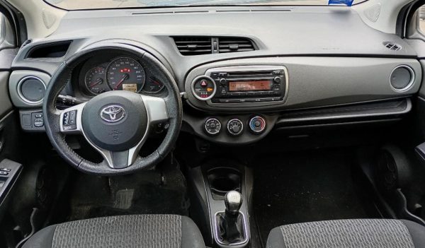 Toyota Yaris Anno 2014 | Veicolo intero | SOLO PER RICAMBI