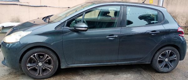 Peugeot 208 Anno 2014 | Veicolo Intero | SOLO PER RICAMBI