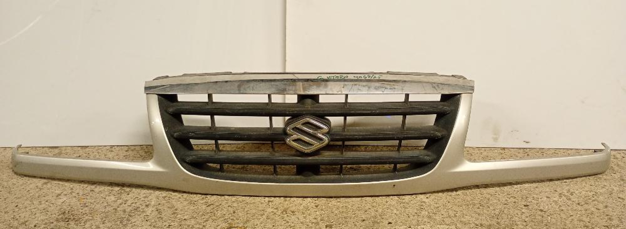 Mascherina / Griglia Centrale con Logo Suzuki Grand Vitara SUV 5p 1998 – 2005