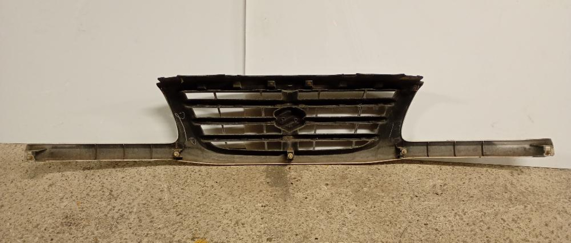 Mascherina / Griglia Centrale con Logo Suzuki Grand Vitara SUV 5p 1998 – 2005