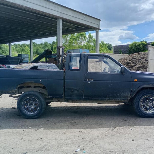 Nissan Pick-Up (D21) King Cab Anno 1993 | Veicolo intero | SOLO PER RICAMBI