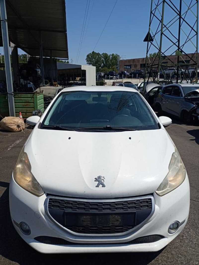 Peugeot 208 Anno 2014 | Veicolo Intero | SOLO PER RICAMBI
