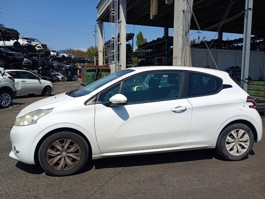 Peugeot 208 Anno 2014 | Veicolo Intero | SOLO PER RICAMBI