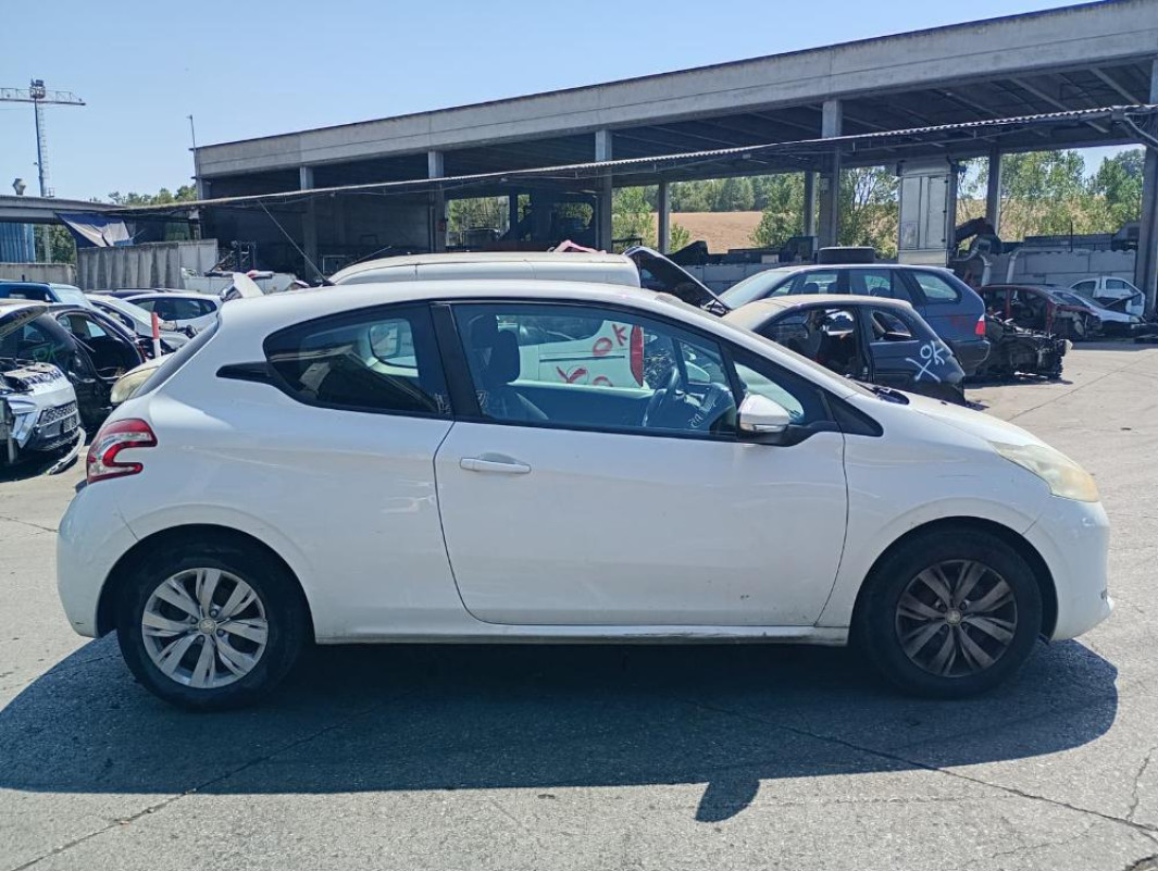 Peugeot 208 Anno 2014 | Veicolo Intero | SOLO PER RICAMBI